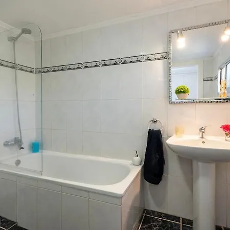 Beautiful And Spacious 4 Bedroom 칼라오살바헤