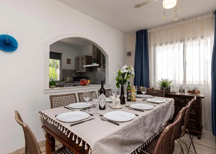 Beautiful And Spacious 4 Bedroom Villa