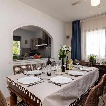 Beautiful And Spacious 4 Bedroom וילה