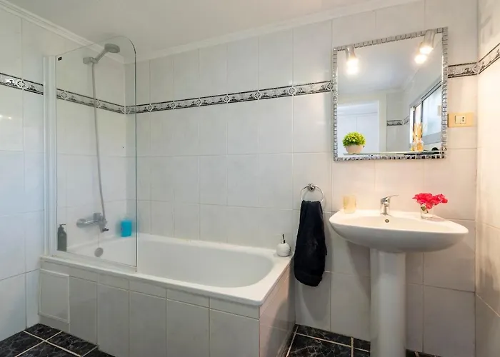 Beautiful And Spacious 4 Bedroom קיאו סלבאחה