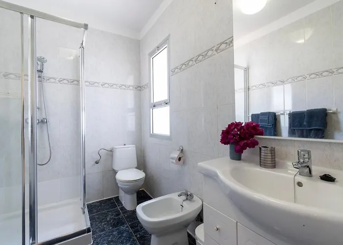 Beautiful And Spacious 4 Bedroom וילה קיאו סלבאחה