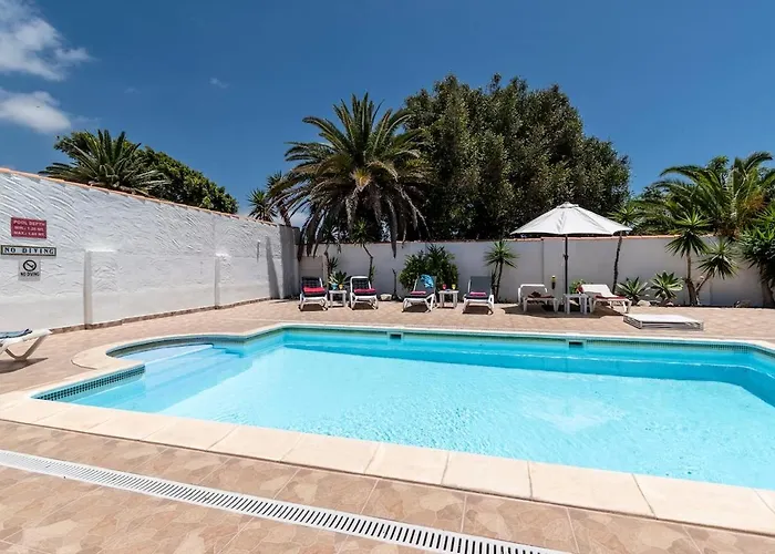 Beautiful And Spacious 4 Bedroom וילה קיאו סלבאחה